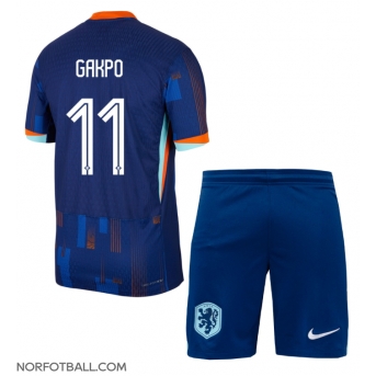 Billige Fotballdrakt Nederland Cody Gakpo #11 Replika Bortedraktsett Barn EM 2024 Kortermet (med bukser)